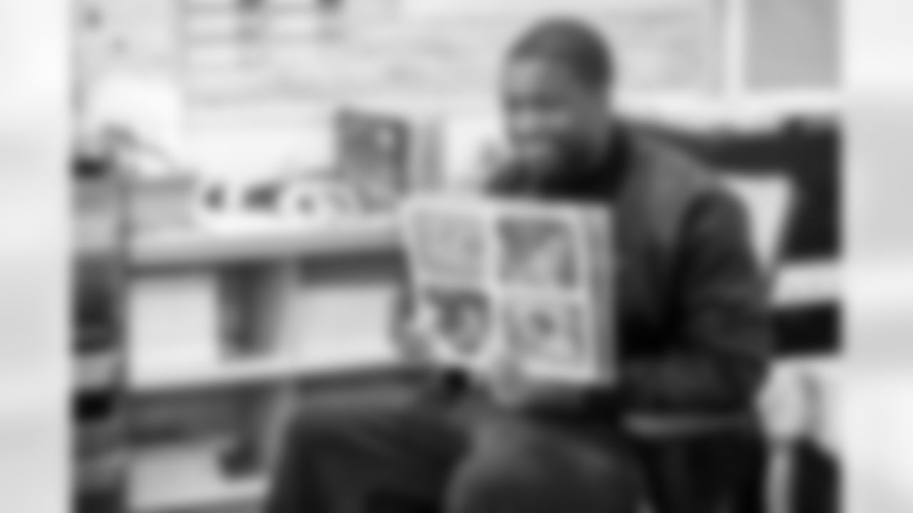 14_20251222_Roquan_Smith_Holiday_sh_1354