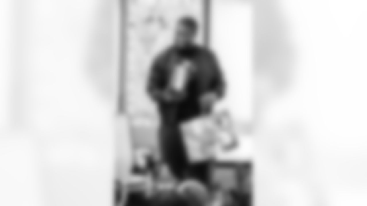 17_20251222_Roquan_Smith_Holiday_sh_1500