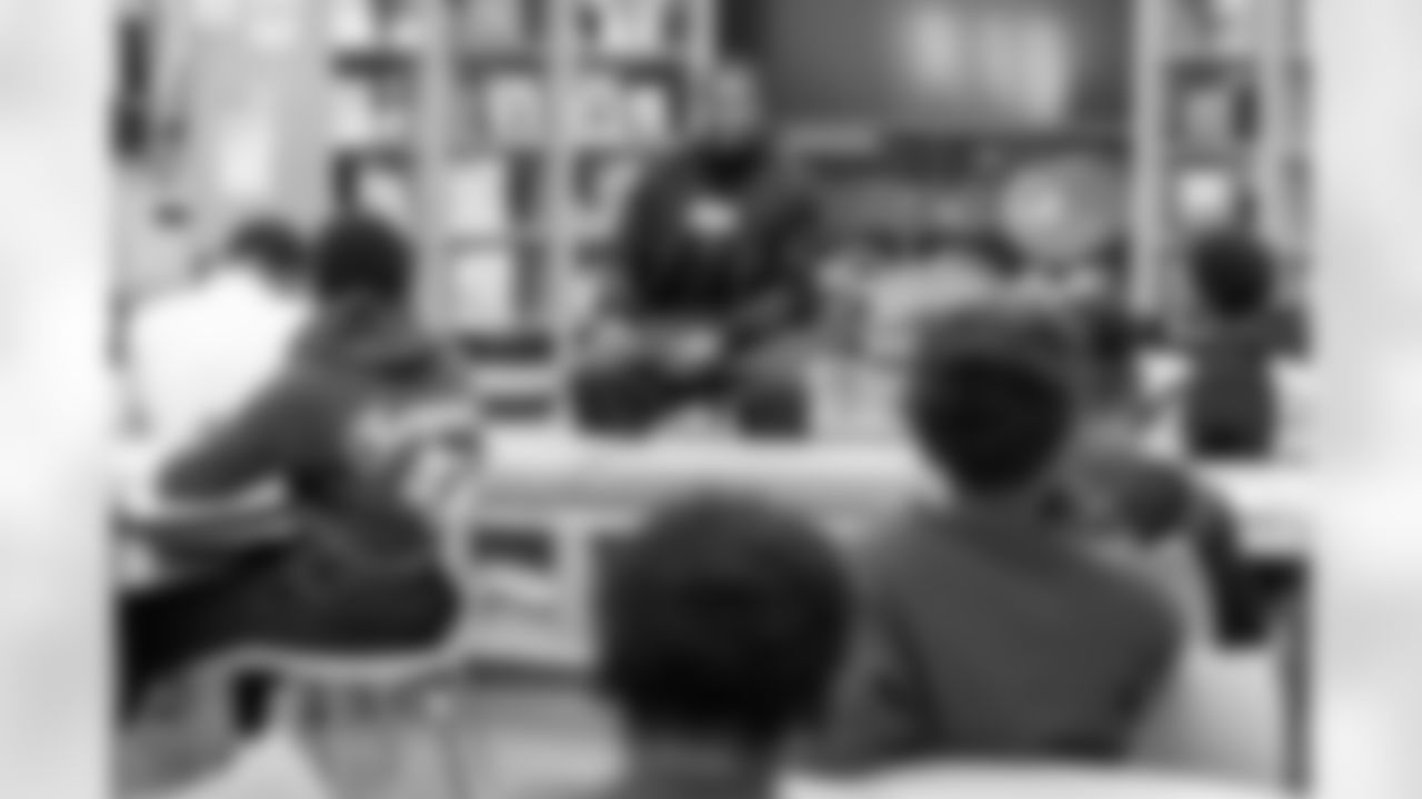 25_20251222_Roquan_Smith_Holiday_sh_1897