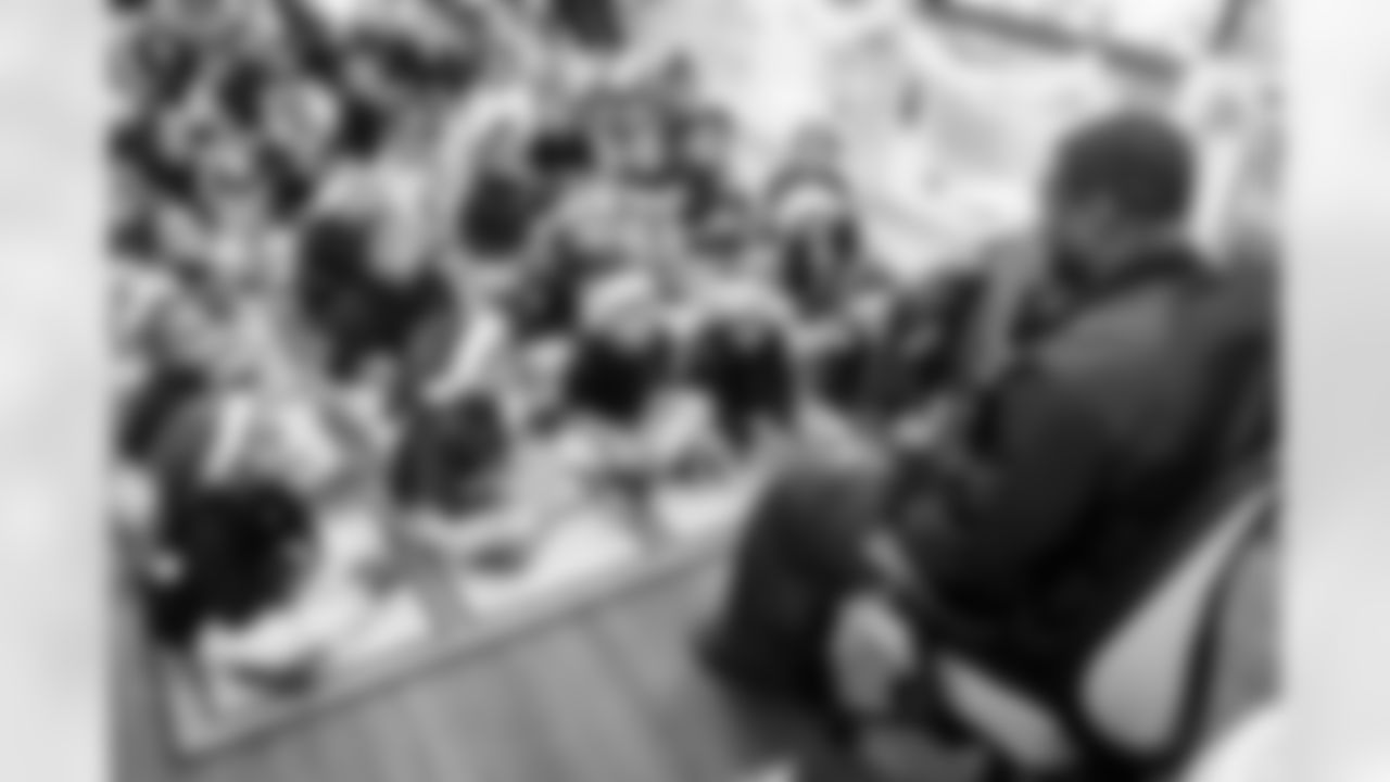 13_20251222_Roquan_Smith_Holiday_sh_1279