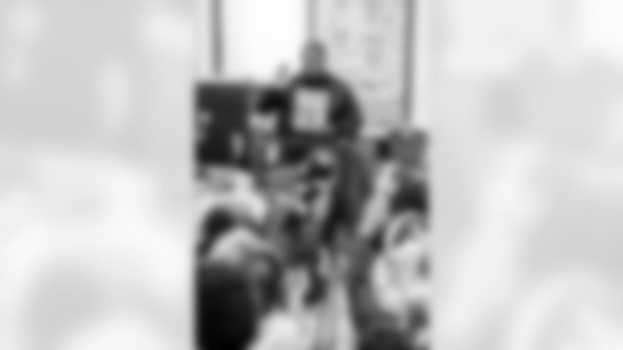 12_20251222_Roquan_Smith_Holiday_sh_0897