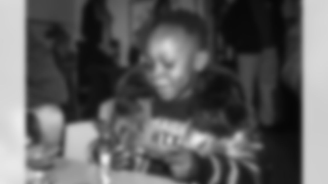 11132023 Terry McLaurin Thanksgiving Giveback EF46001