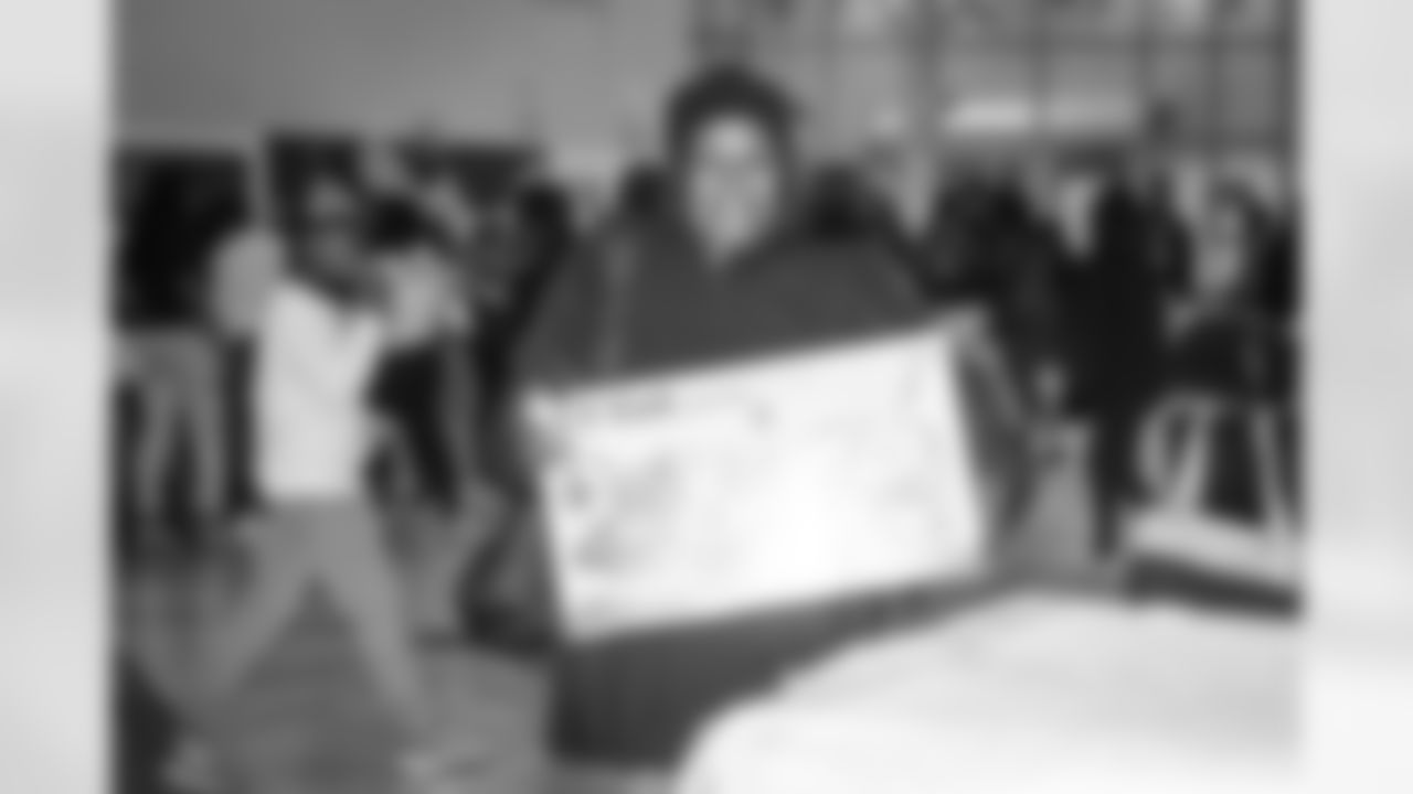 11132023 Daron Payne Thanksgiving Distribution with GOOD Projects KC45992