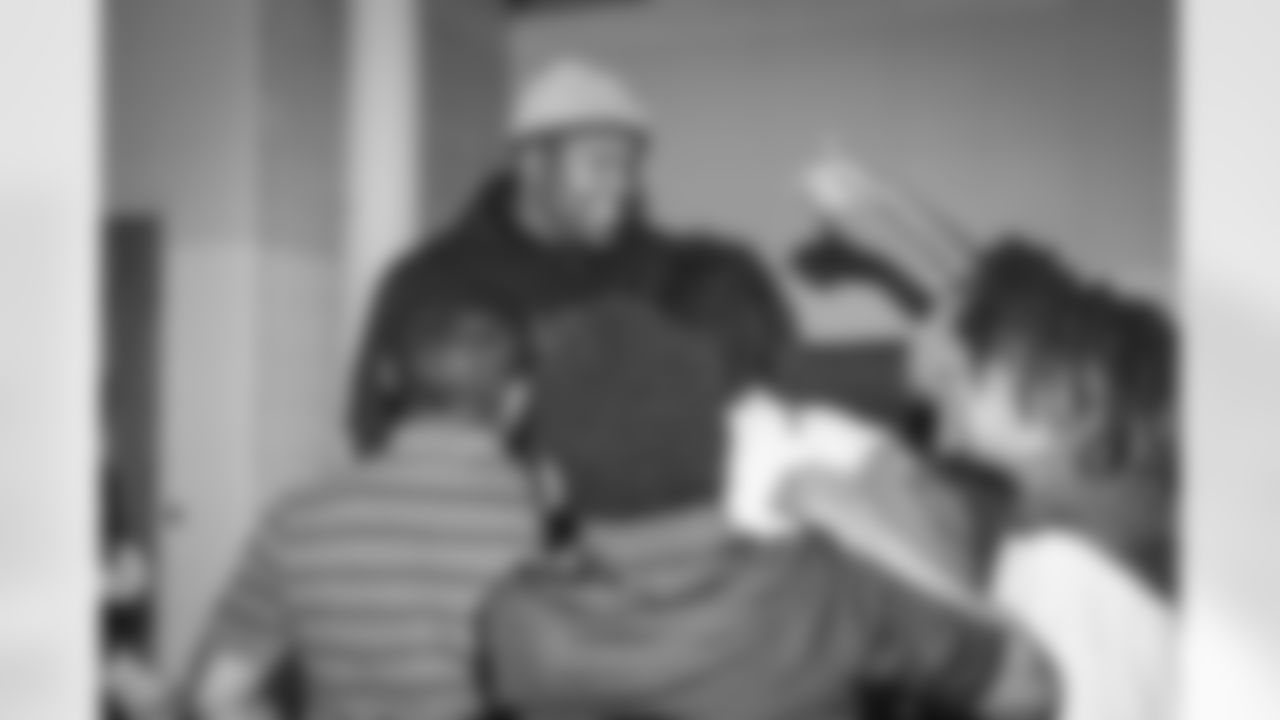 11132023 Daron Payne Thanksgiving Distribution with GOOD Projects KC45977
