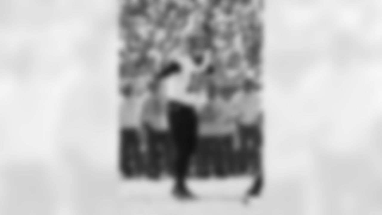 QB Spencer Rattler (18) prepares for the snap during the New Orleans Saints game against the Tampa Bay Buccaneers for Week 18 of the 2024 NFL Season on Jan. 5, 2025 at Raymond James Stadium.