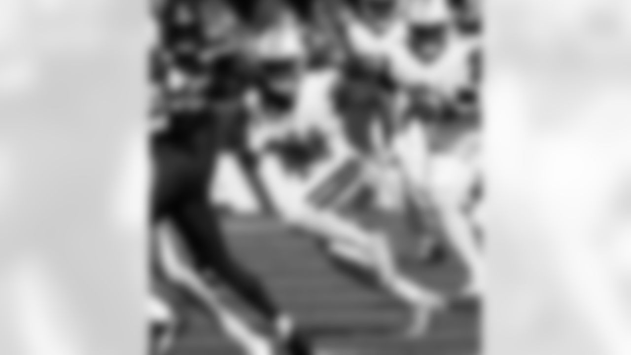 LB Alvin Kamara (41) runs the ball during the New Orleans Saints game against the Seattle Seahawks for Week 3 of the 2025 NFL Season on Sept. 21, 2025 at Lumen Field.