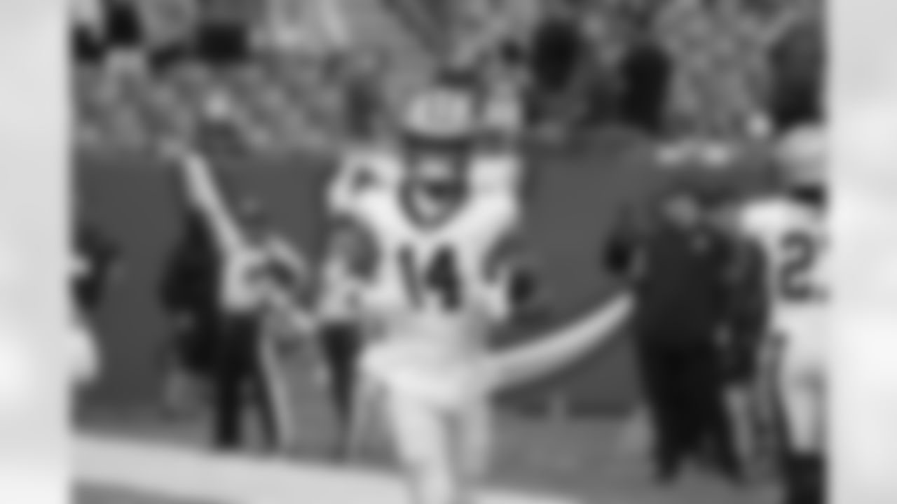 WR Devaughn Vele (14) warms up during the New Orleans Saints game against the Tampa Bay Buccaneers for Week 14 of the 2025 NFL season on Dec. 7, 2025 at Raymond James Stadium.