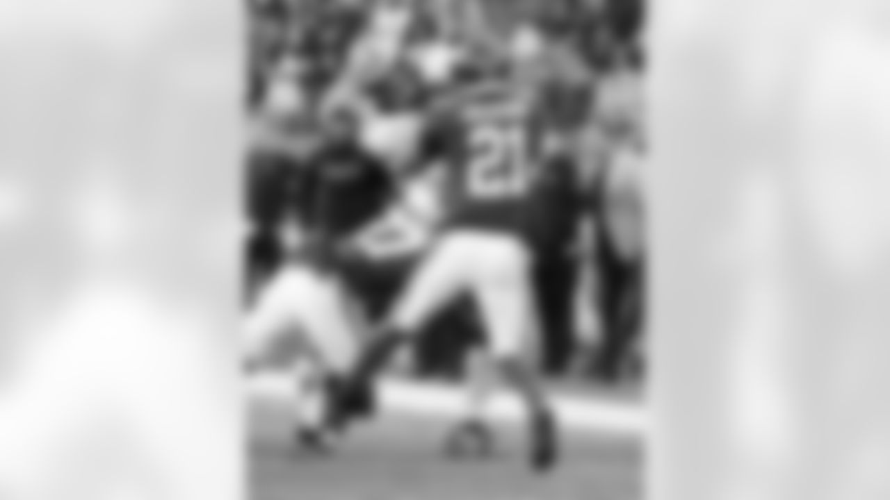 TE Foster Moreau (87) makes a one-handed catch for 32 yards during the New York Giants for Week 14 of the 2024 NFL Season on Dec. 8, 2024 at MetLife Stadium.