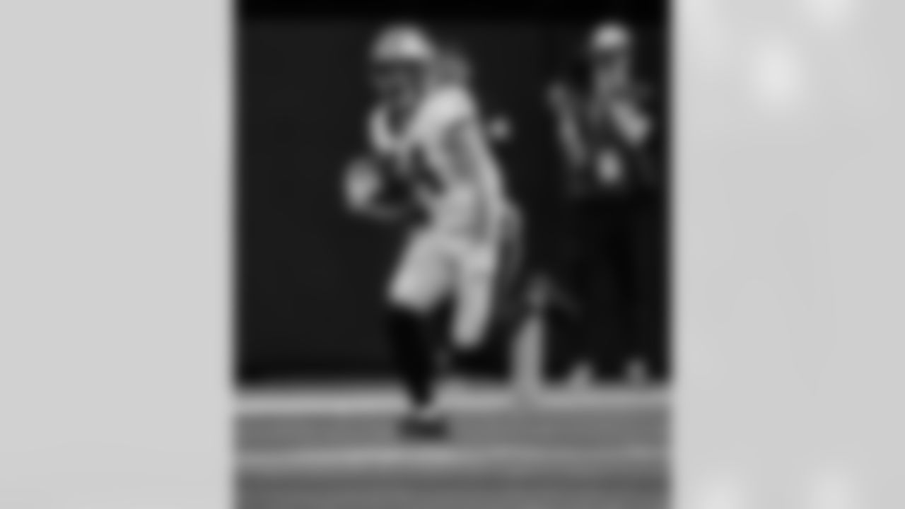 Check out the best photos of the New Orleans offense in their game against the Atlanta Falcons for Week 18 of the 2025 NFL season on Jan. 4, 2026 at Mercedes-Benz Stadium.