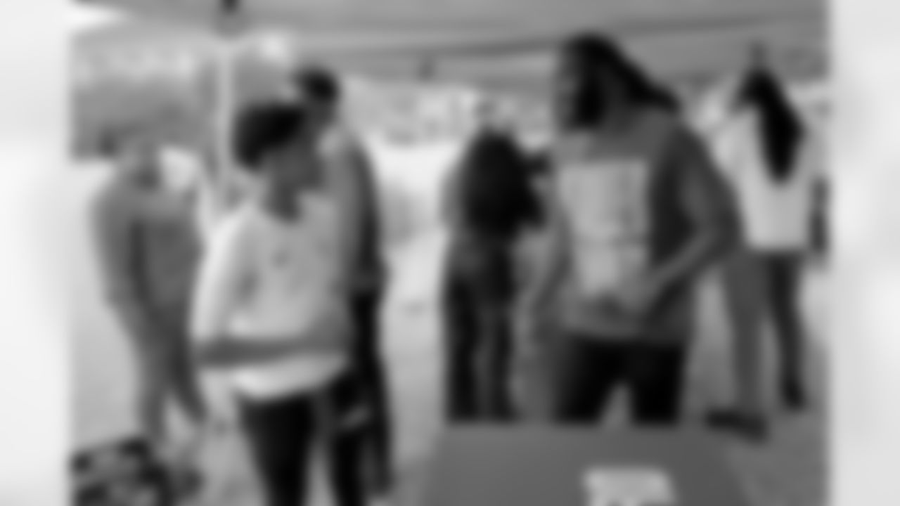 New Orleans Saints linebacker Demario Davis and his Devoted Dreamers Foundation team up with 18th Ward and Clover for a food drive to help fight hunger in the New Orleans area. Demario and his wife Tamela joined volunteers at the park at Duplessis and Foy Streets to accept canned goods, non-perishables, and toiletries to help families in need on Monday, Nov. 24, 2025. (Michael DeMocker/ New Orleans Saints)