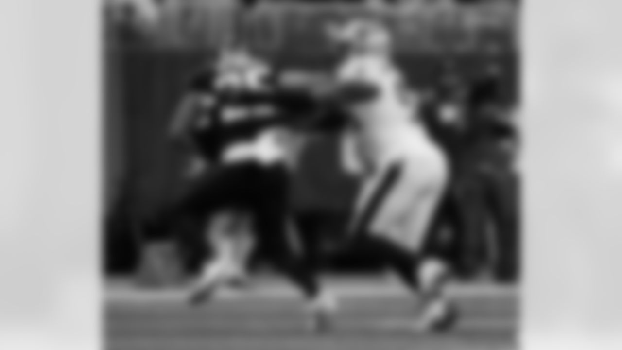 Check out the best photos of the New Orleans offense in their game against the Atlanta Falcons for Week 18 of the 2025 NFL season on Jan. 4, 2026 at Mercedes-Benz Stadium.