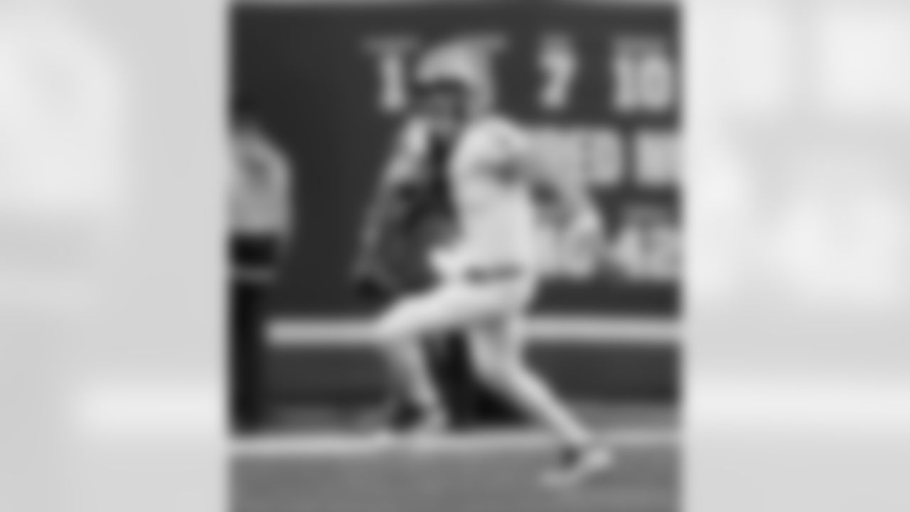 QB Derek Carr (4) scrambles during the New Orleans Saints game against the New York Giants for Week 14 of the 2024 NFL Season on Dec. 8, 2024 at MetLife Stadium.