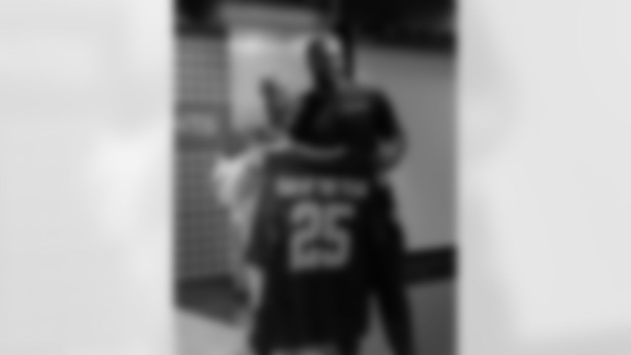 New Orleans Saints defensive end Cam Jordan surprised Angela "Mrs. Big O" Austin, our 2025 Saints Fan of the Year at the Ochsner Sports Performance Center. Angela will represent Saints fans at Super Bowl LX in San Francisco.