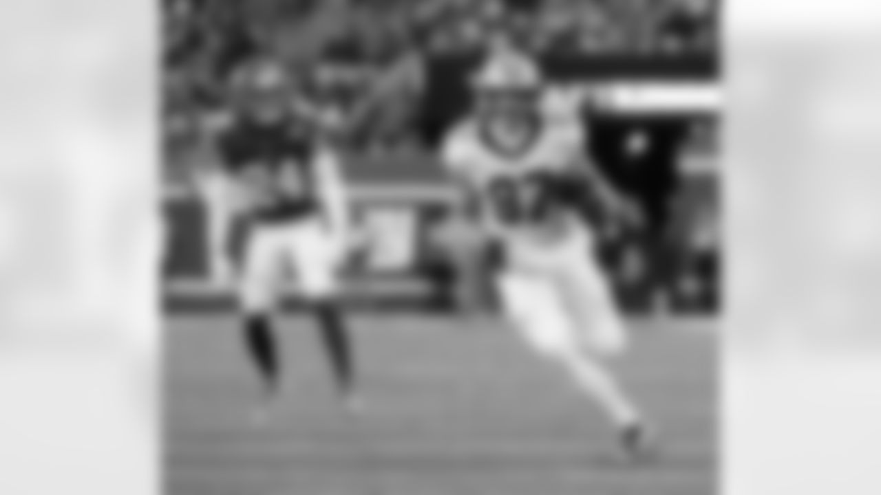 TE Foster Moreau (87) makes a one-handed catch for 32 yards during the New York Giants for Week 14 of the 2024 NFL Season on Dec. 8, 2024 at MetLife Stadium.