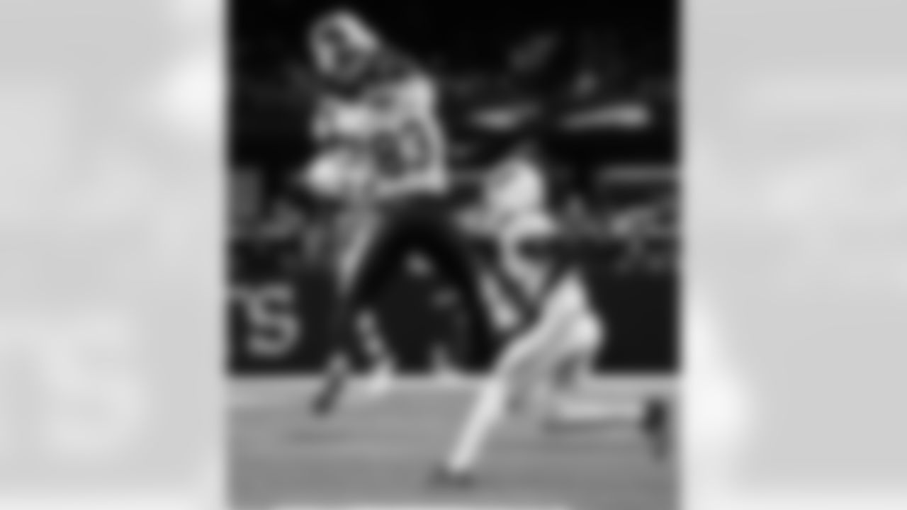 TE Juwan Johnson (83) catches the ball during the New Orleans Saints game against the Arizona Cardinals for Week 1 of the 2025 NFL Season on Sept. 7, 2025 at Caesars Superdome.