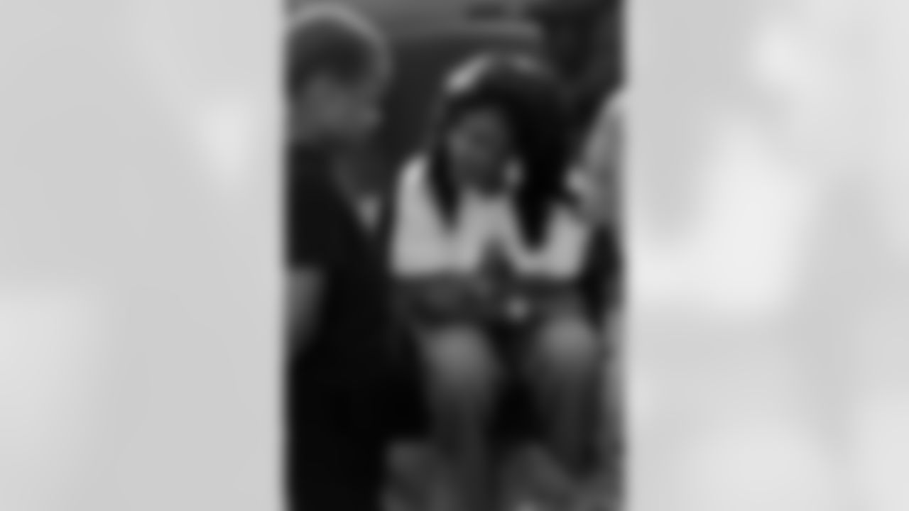 New Orleans Saints linebacker Demario Davis and his family delivered toys and gifts to children receiving care in the Ochsner Children's Pediatric Hematology/Oncology unit on Dec. 22, 2025.