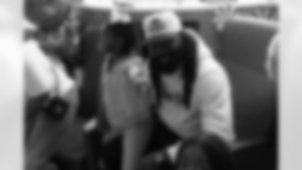 New Orleans Saints linebacker Demario Davis and his family delivered toys and gifts to children receiving care in the Ochsner Children's Pediatric Hematology/Oncology unit on Dec. 22, 2025.