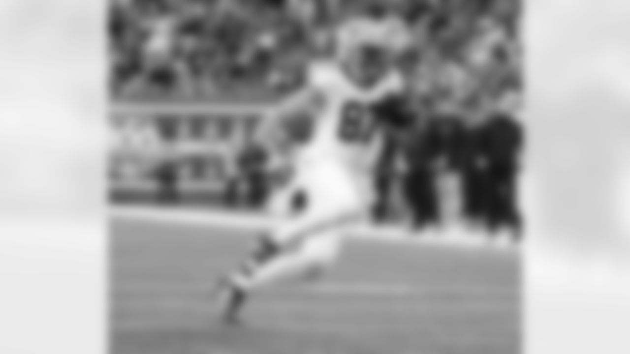 TE Foster Moreau (87) makes a one-handed catch for 32 yards during the New York Giants for Week 14 of the 2024 NFL Season on Dec. 8, 2024 at MetLife Stadium.