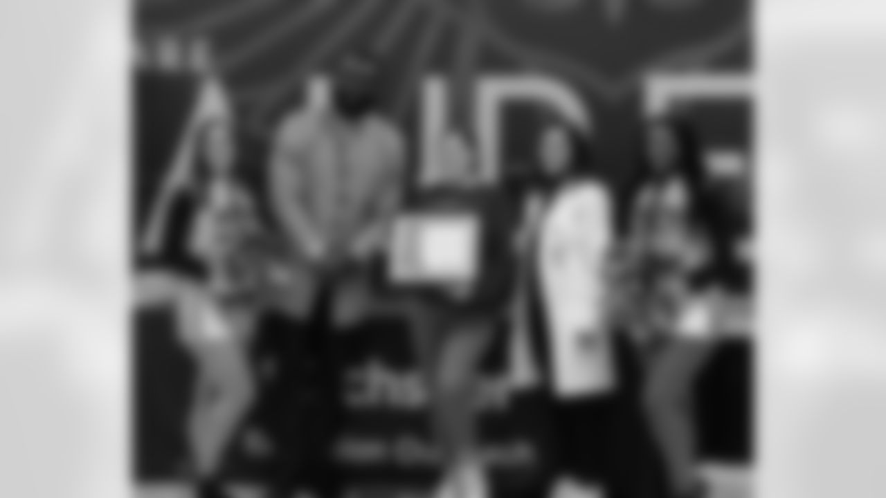 New Orleans Saints linebacker Demario Davis and his Devoted Dreamers Foundation teamed up with Ochsner to donate books and read to students during their Laureate Academy Book Fair on Tuesday, Dec. 9, 2025.