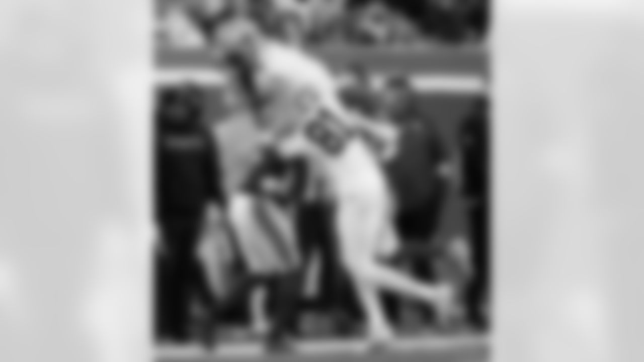 QB Derek Carr (4) scrambles during the New Orleans Saints game against the New York Giants for Week 14 of the 2024 NFL Season on Dec. 8, 2024 at MetLife Stadium.