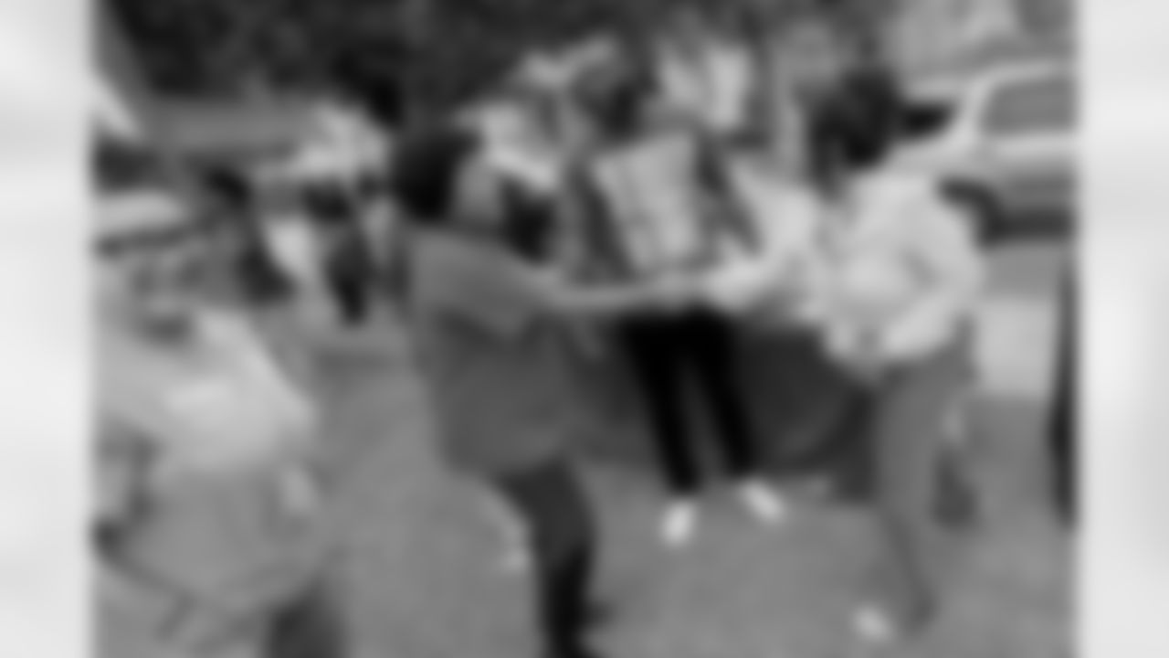 New Orleans Saints linebacker Demario Davis and his Devoted Dreamers Foundation team up with 18th Ward and Clover for a food drive to help fight hunger in the New Orleans area. Demario and his wife Tamela joined volunteers at the park at Duplessis and Foy Streets to accept canned goods, non-perishables, and toiletries to help families in need on Monday, Nov. 24, 2025. (Michael DeMocker/ New Orleans Saints)