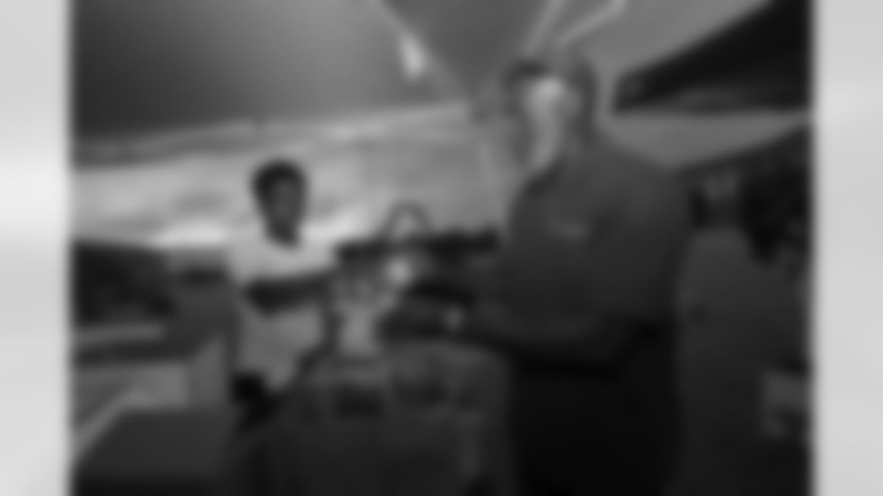 New Orleans Saints linebacker Demario Davis and his Devoted Dreamers Foundation team up with 18th Ward and Clover for a food drive to help fight hunger in the New Orleans area. Demario and his wife Tamela joined volunteers at the park at Duplessis and Foy Streets to accept canned goods, non-perishables, and toiletries to help families in need on Monday, Nov. 24, 2025. (Michael DeMocker/ New Orleans Saints)