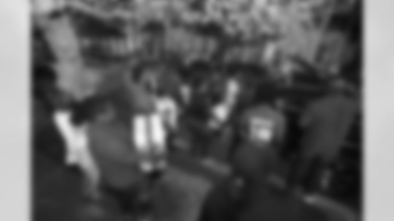 New Orleans Saints linebacker Demario Davis and his Devoted Dreamers Foundation team up with 18th Ward and Clover for a food drive to help fight hunger in the New Orleans area. Demario and his wife Tamela joined volunteers at the park at Duplessis and Foy Streets to accept canned goods, non-perishables, and toiletries to help families in need on Monday, Nov. 24, 2025. (Michael DeMocker/ New Orleans Saints)