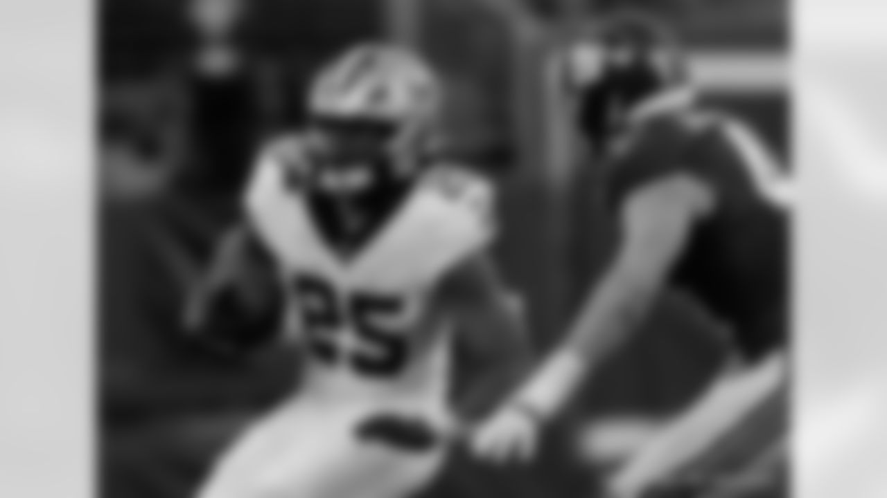 RB Kendre Miller (25) runs with the ball during the New Orleans Saints game against the New York Giants for Week 14 of the 2024 NFL Season on Dec. 8, 2024 at MetLife Stadium.