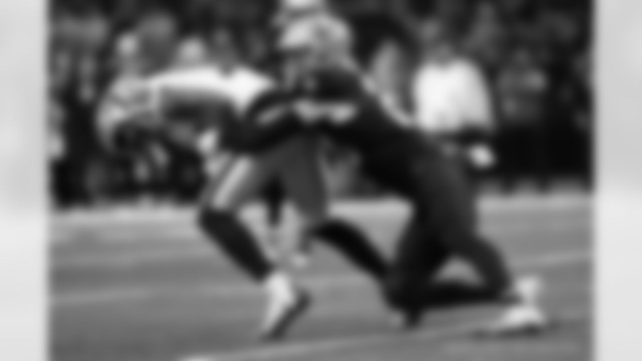 LB Pete Werner (20) tackles Jakobi Meyers during the New Orleans Saints game against the Las Vegas Raiders for Week 17 of the 2024 NFL Season on Dec. 29, 2024 at Caesars Superdome.
