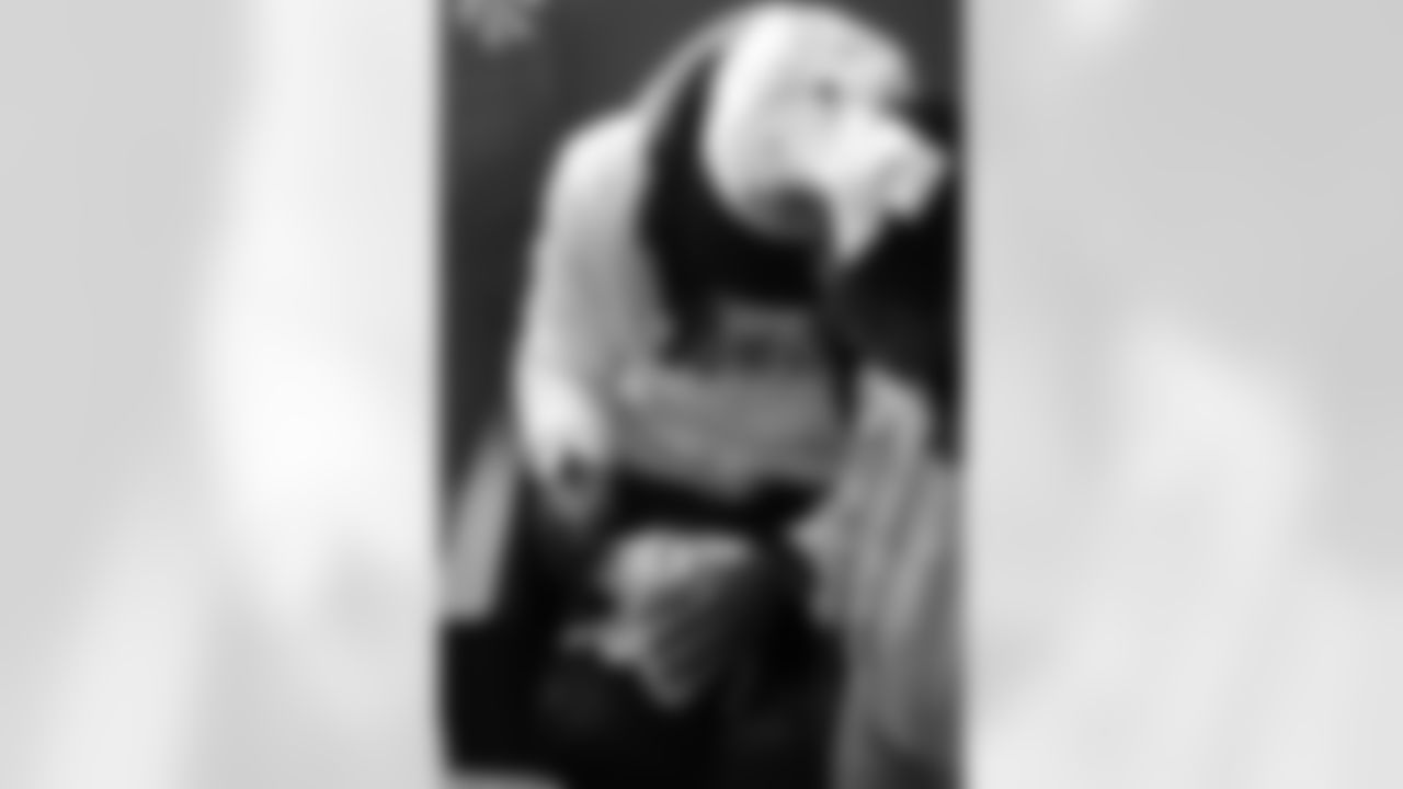 New Orleans Saints linebacker Demario Davis and his family delivered toys and gifts to children receiving care in the Ochsner Children's Pediatric Hematology/Oncology unit on Dec. 22, 2025.