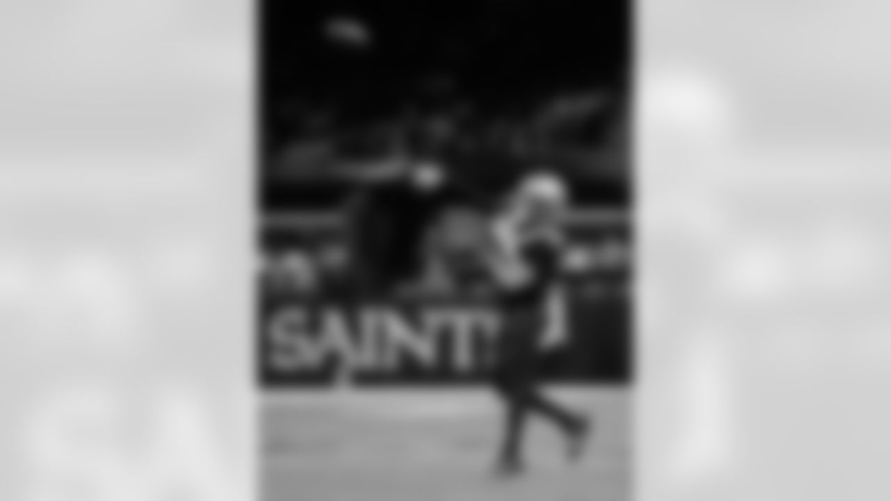 QB Spencer Rattler (18) throws the ball during the New Orleans Saints game against the Las Vegas Raiders for Week 17 of the 2024 NFL Season on Dec. 29, 2024 at Caesars Superdome.