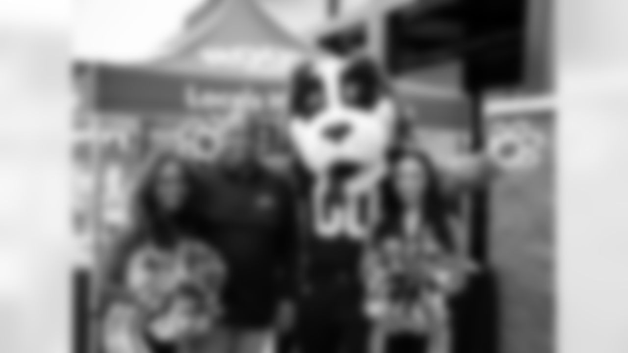 The New Orleans Saints are teaming up with Rouses Markets to host food drives to benefit food banks across the Gulf Coast in November. Saints legend Dalton Hilliard appeared at the latest event in Houma, LA on Friday, Nov. 10 along with Saints Cheer Krewe members.