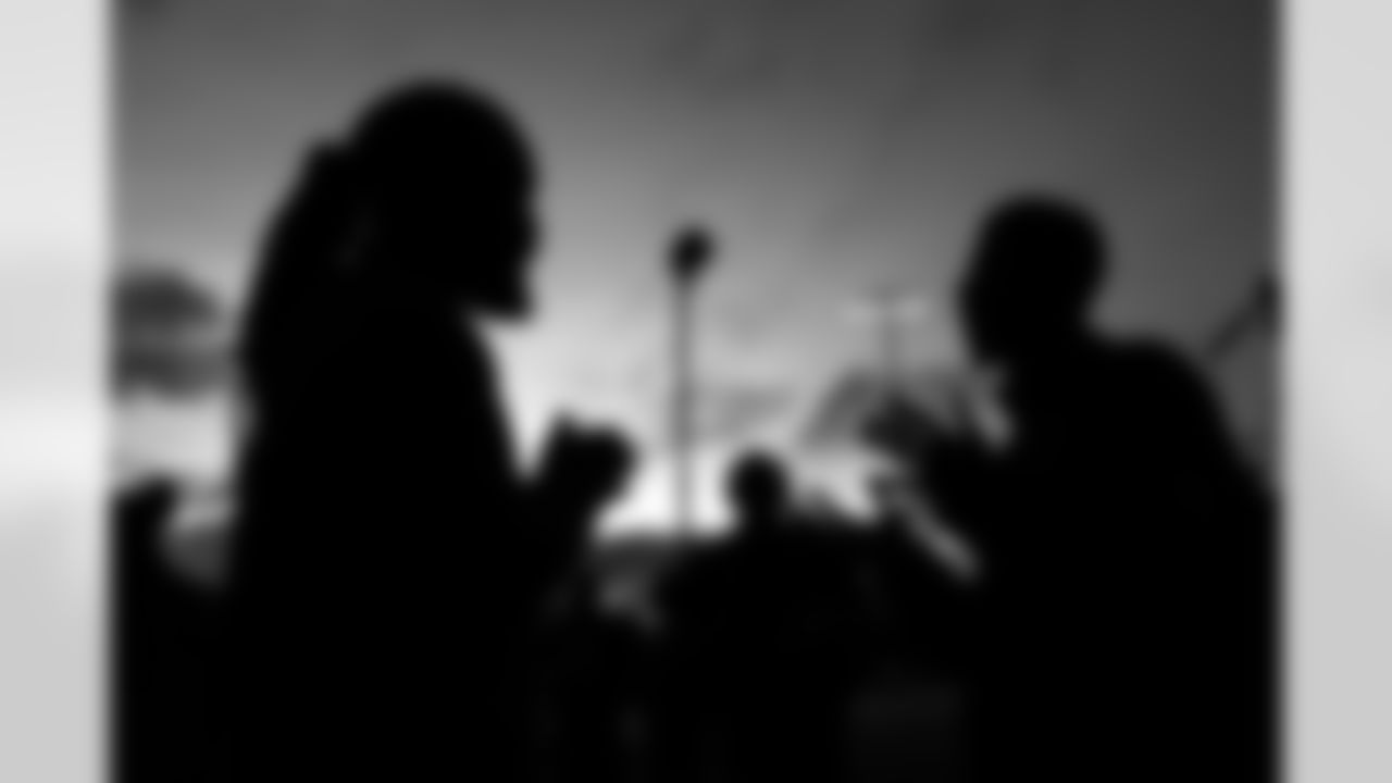 New Orleans Saints linebacker Demario Davis and his Devoted Dreamers Foundation team up with 18th Ward and Clover for a food drive to help fight hunger in the New Orleans area. Demario and his wife Tamela joined volunteers at the park at Duplessis and Foy Streets to accept canned goods, non-perishables, and toiletries to help families in need on Monday, Nov. 24, 2025. (Michael DeMocker/ New Orleans Saints)