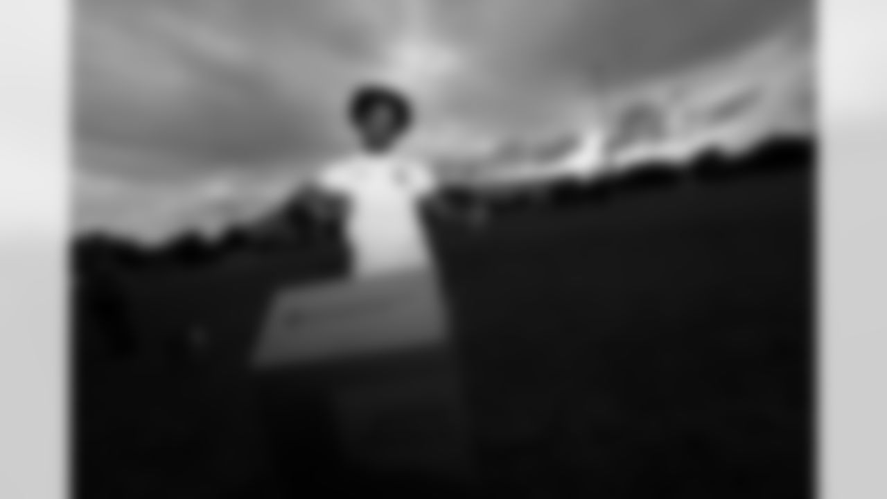 New Orleans Saints linebacker Demario Davis and his Devoted Dreamers Foundation team up with 18th Ward and Clover for a food drive to help fight hunger in the New Orleans area. Demario and his wife Tamela joined volunteers at the park at Duplessis and Foy Streets to accept canned goods, non-perishables, and toiletries to help families in need on Monday, Nov. 24, 2025. (Michael DeMocker/ New Orleans Saints)