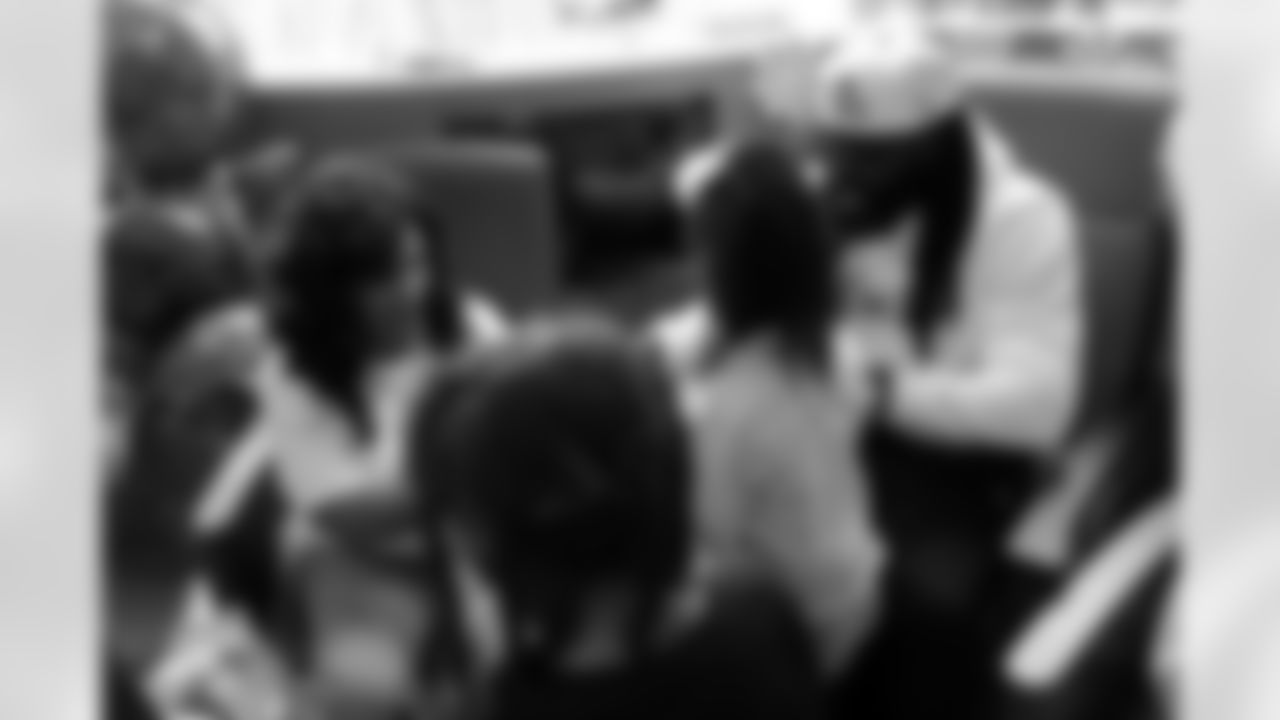 New Orleans Saints linebacker Demario Davis and his family delivered toys and gifts to children receiving care in the Ochsner Children's Pediatric Hematology/Oncology unit on Dec. 22, 2025.