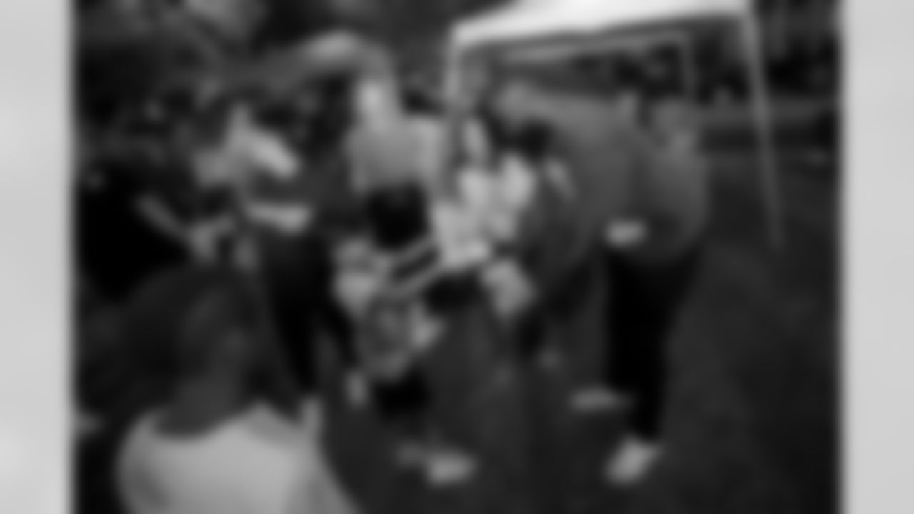 New Orleans Saints linebacker Demario Davis and his Devoted Dreamers Foundation team up with 18th Ward and Clover for a food drive to help fight hunger in the New Orleans area. Demario and his wife Tamela joined volunteers at the park at Duplessis and Foy Streets to accept canned goods, non-perishables, and toiletries to help families in need on Monday, Nov. 24, 2025. (Michael DeMocker/ New Orleans Saints)