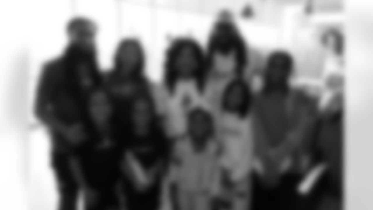 New Orleans Saints linebacker Demario Davis and his family delivered toys and gifts to children receiving care in the Ochsner Children's Pediatric Hematology/Oncology unit on Dec. 22, 2025.