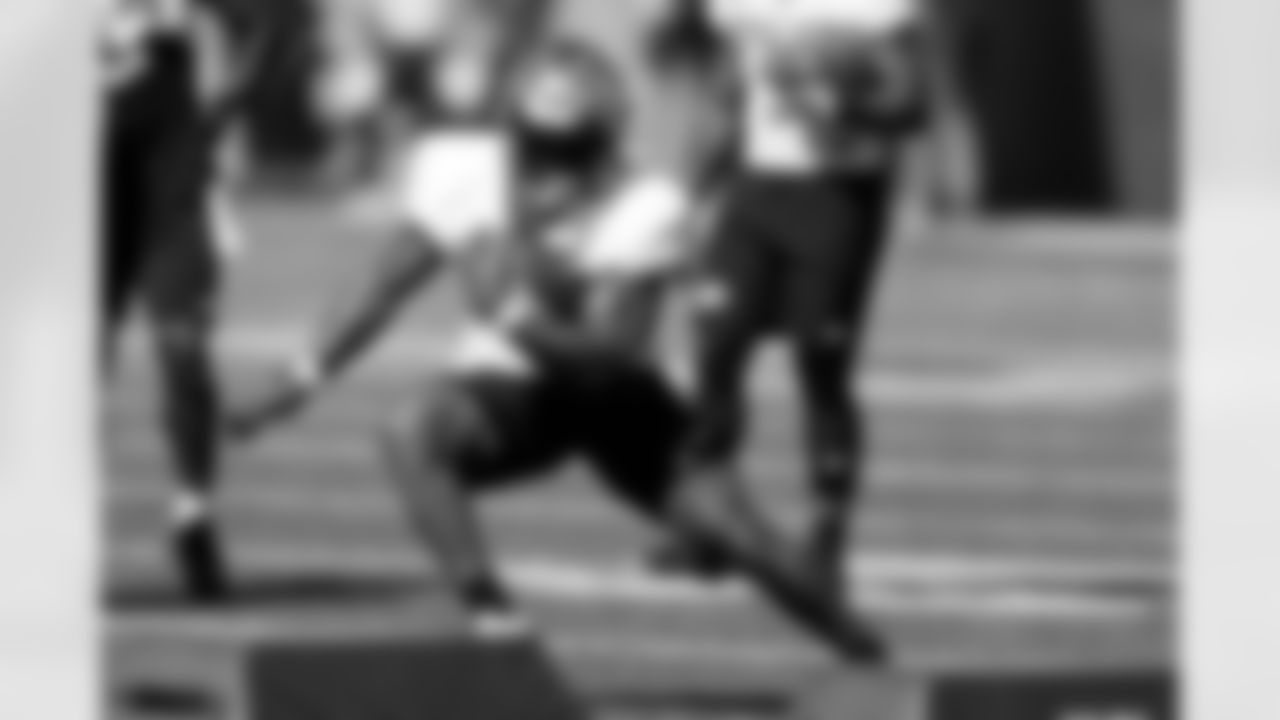 American running back Ray Davis of Kentucky (21) runs through drills during practice for the Senior Bowl NCAA college football game, Tuesday, Jan. 30, 2024, in Mobile, Ala. (AP Photo/ Butch Dill)