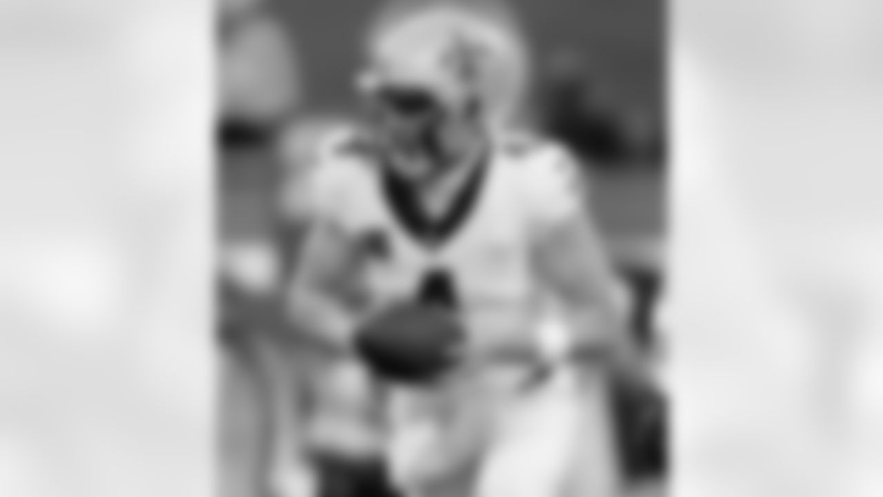 QB Derek Carr (4) carries the ball during the New Orleans Saints game against the New York Giants for Week 14 of the 2024 NFL Season on Dec. 8, 2024 at MetLife Stadium.