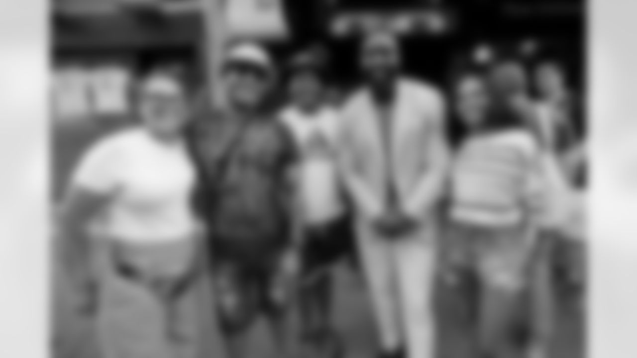 New Orleans Saints linebacker Demario Davis joined local Parisian fans, including our 2025 International Fan of the Year, as well as Paris Musketeers representatives, and FFFA coaches for happy hour at New Orléans Saints Café in in Paris, France on Thursday, July 10, 2025.