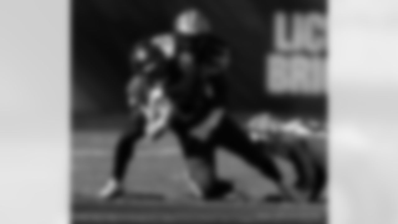 LB Demario Davis (56) makes a tackle during the New Orleans Saints game against the Tampa Bay Buccaneers for Week 18 of the 2024 NFL Season on Jan. 5, 2025 at Raymond James Stadium.