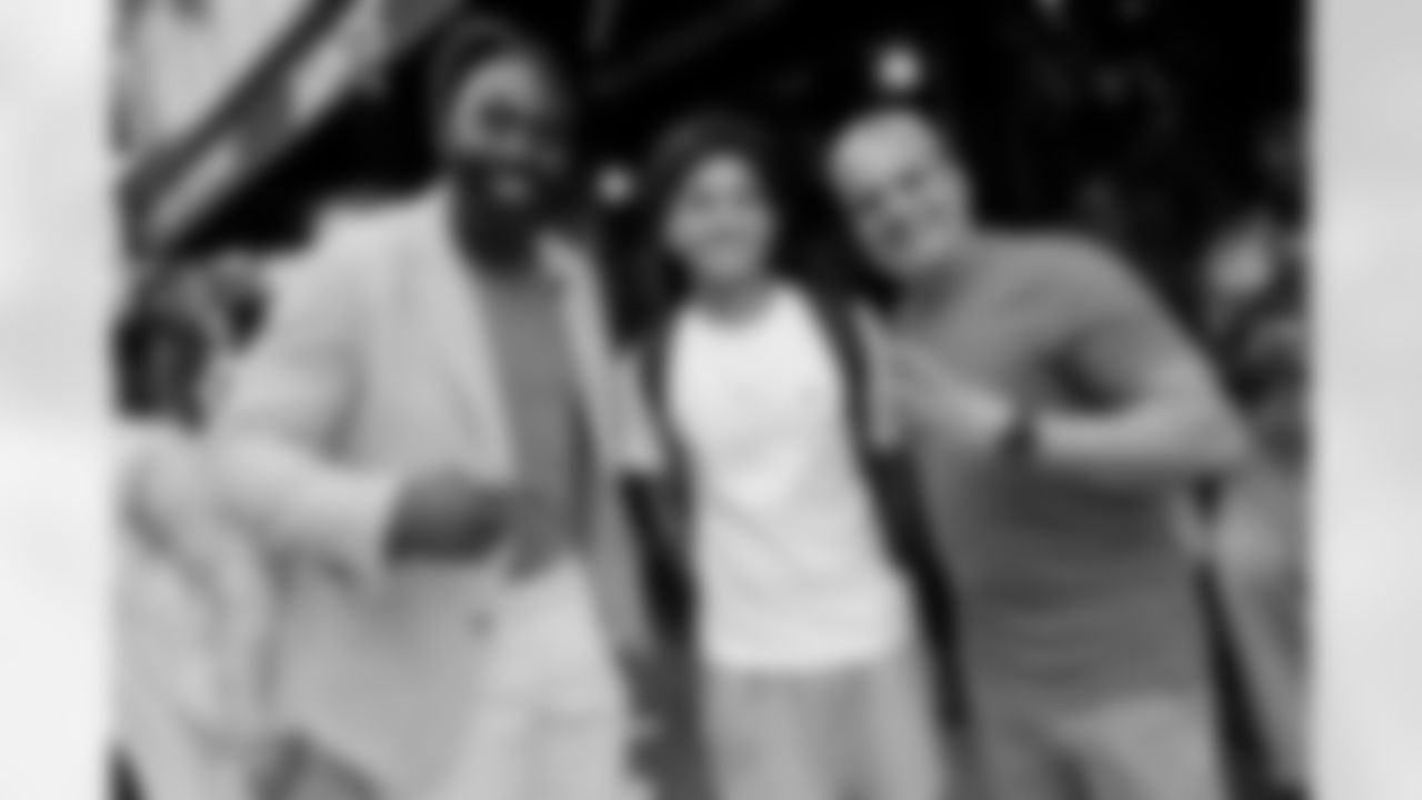 New Orleans Saints linebacker Demario Davis joined local Parisian fans, including our 2025 International Fan of the Year, as well as Paris Musketeers representatives, and FFFA coaches for happy hour at New Orléans Saints Café in in Paris, France on Thursday, July 10, 2025.