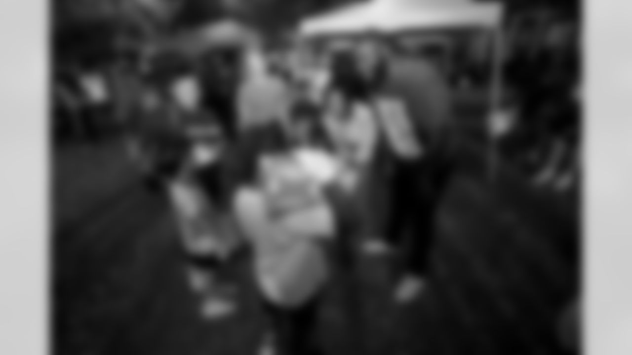 New Orleans Saints linebacker Demario Davis and his Devoted Dreamers Foundation team up with 18th Ward and Clover for a food drive to help fight hunger in the New Orleans area. Demario and his wife Tamela joined volunteers at the park at Duplessis and Foy Streets to accept canned goods, non-perishables, and toiletries to help families in need on Monday, Nov. 24, 2025. (Michael DeMocker/ New Orleans Saints)