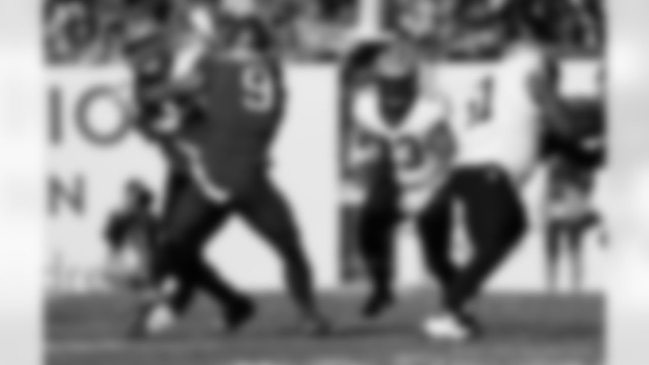 RB Clyde Edwards-Helaire (23) runs with the ball during the New Orleans Saints game against the Tampa Bay Buccaneers for Week 18 of the 2024 NFL Season on Jan. 5, 2025 at Raymond James Stadium.