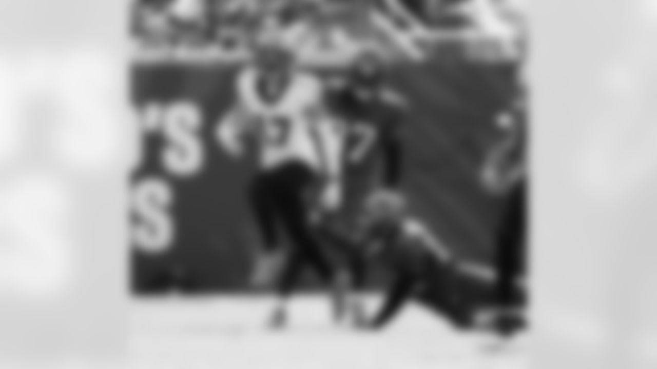 WR Dante Pettis (17) runs with the ball during the New Orleans Saints game against the Tampa Bay Buccaneers for Week 18 of the 2024 NFL Season on Jan. 5, 2025 at Raymond James Stadium.