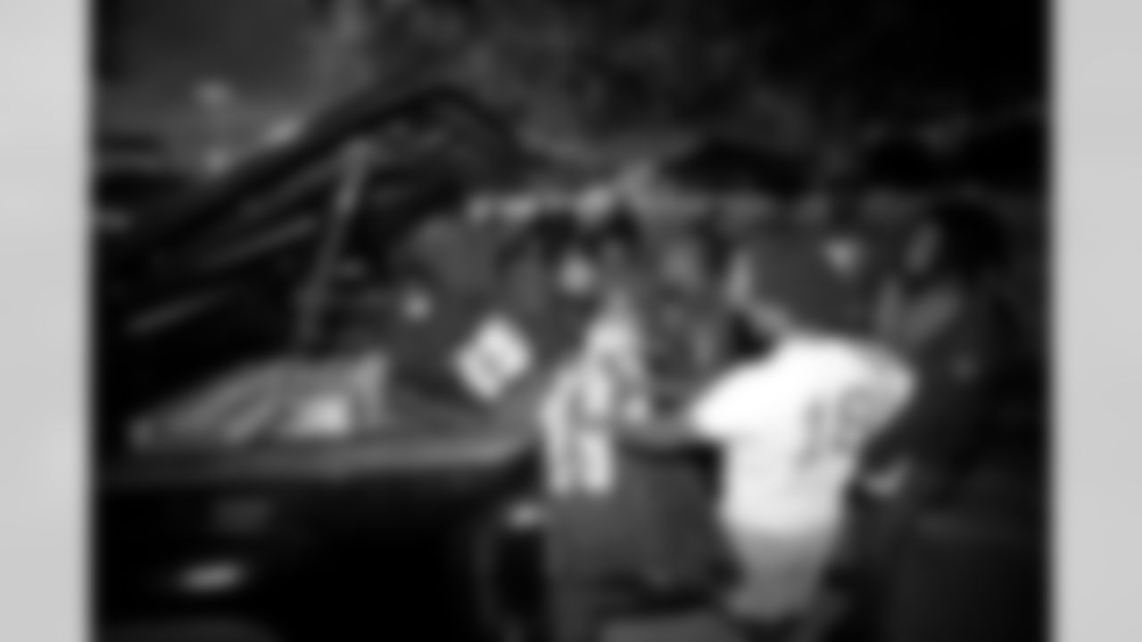 New Orleans Saints linebacker Demario Davis and his Devoted Dreamers Foundation team up with 18th Ward and Clover for a food drive to help fight hunger in the New Orleans area. Demario and his wife Tamela joined volunteers at the park at Duplessis and Foy Streets to accept canned goods, non-perishables, and toiletries to help families in need on Monday, Nov. 24, 2025. (Michael DeMocker/ New Orleans Saints)