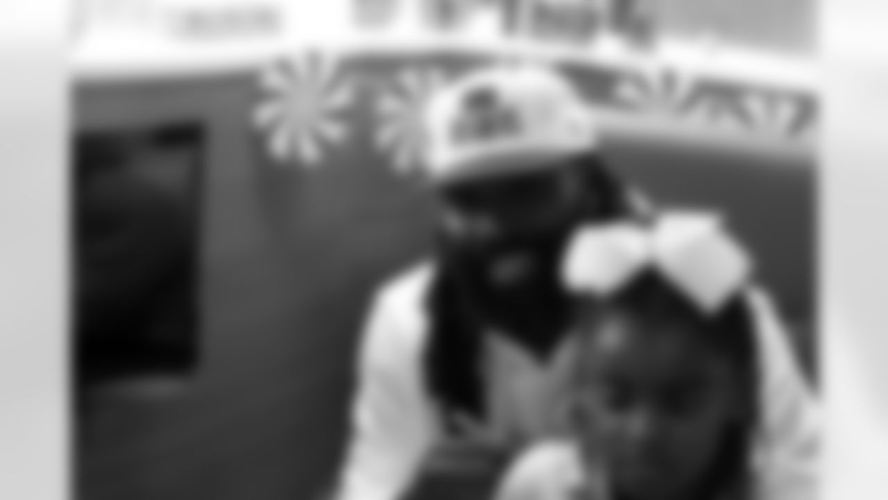 New Orleans Saints linebacker Demario Davis and his family delivered toys and gifts to children receiving care in the Ochsner Children's Pediatric Hematology/Oncology unit on Dec. 22, 2025.