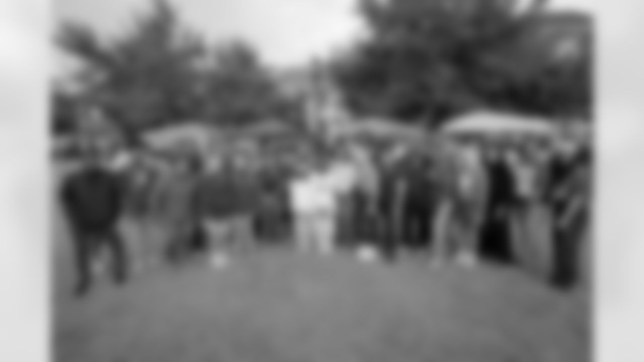 New Orleans Saints linebacker Demario Davis and his Devoted Dreamers Foundation team up with 18th Ward and Clover for a food drive to help fight hunger in the New Orleans area. Demario and his wife Tamela joined volunteers at the park at Duplessis and Foy Streets to accept canned goods, non-perishables, and toiletries to help families in need on Monday, Nov. 24, 2025. (Michael DeMocker/ New Orleans Saints)