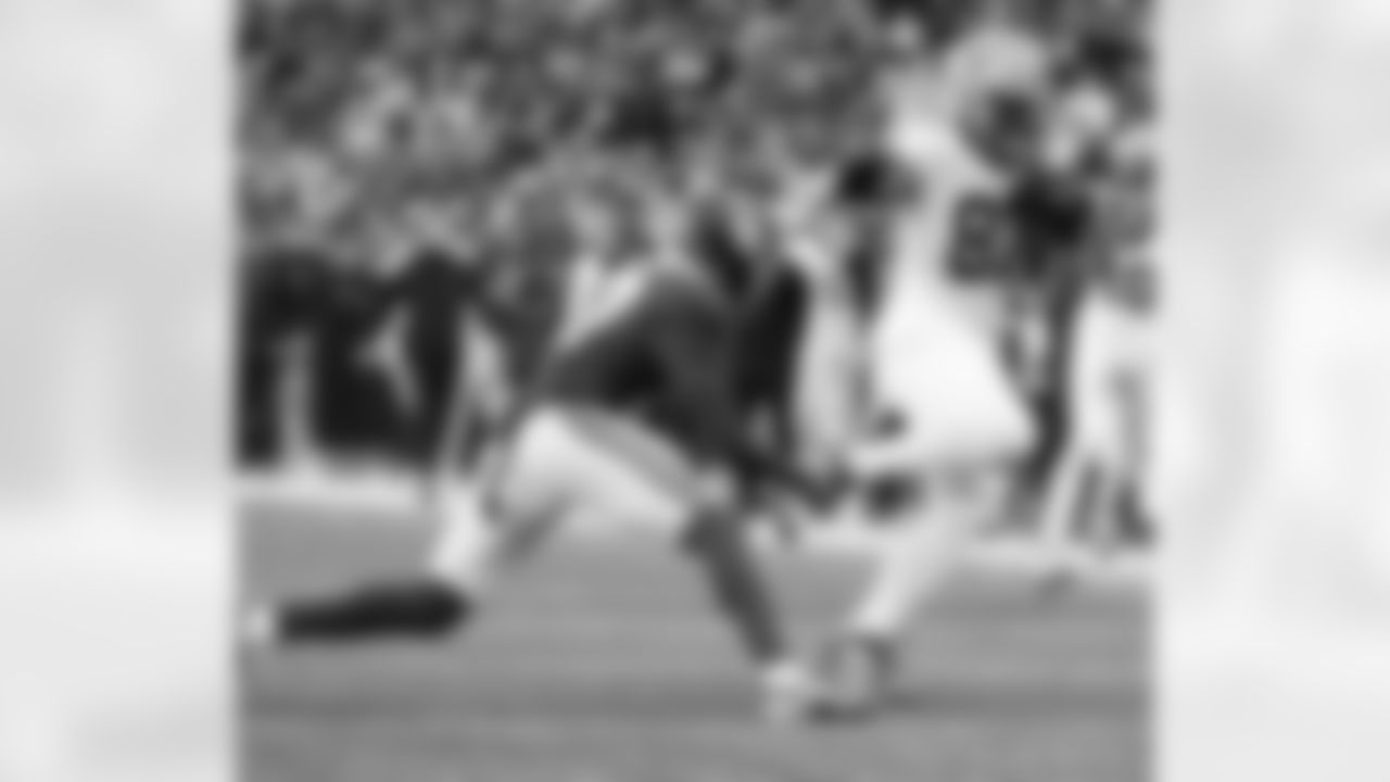 TE Foster Moreau (87) makes a one-handed catch for 32 yards during the New York Giants for Week 14 of the 2024 NFL Season on Dec. 8, 2024 at MetLife Stadium.