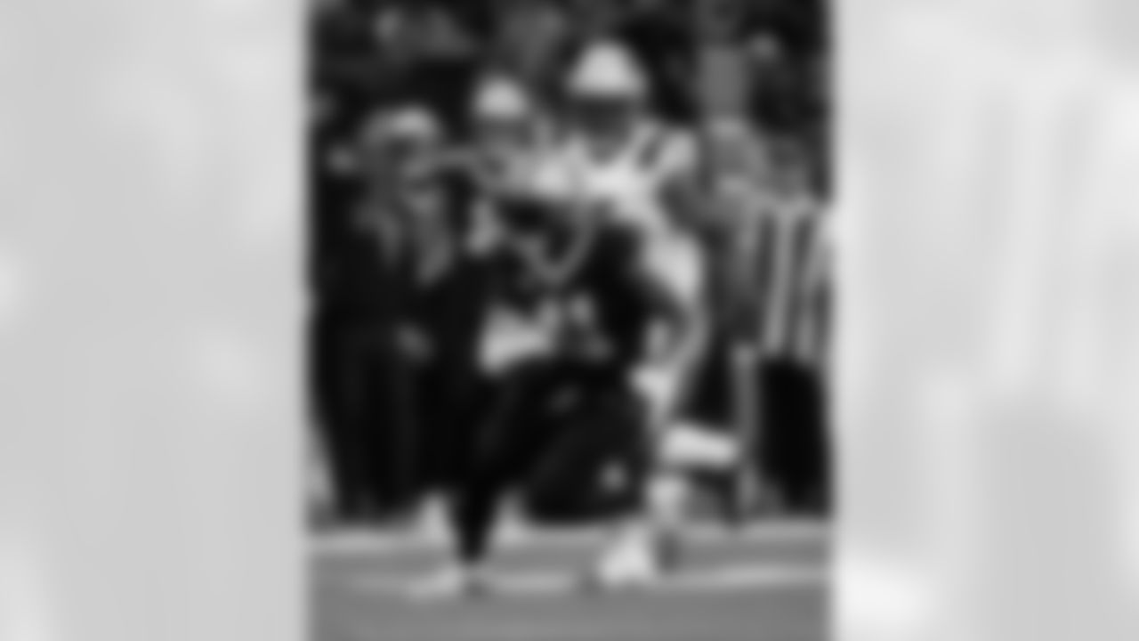 LB Alvin Kamara (41) runs with the ball during the New Orleans Saints game against the New England Patriots for Week 6 of the 2025 NFL season on October 12, 2025 at Caesars Superdome.